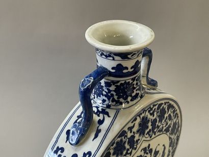 Chinese porcelain flask. 
XXTH CENTURY
Apocryphal...