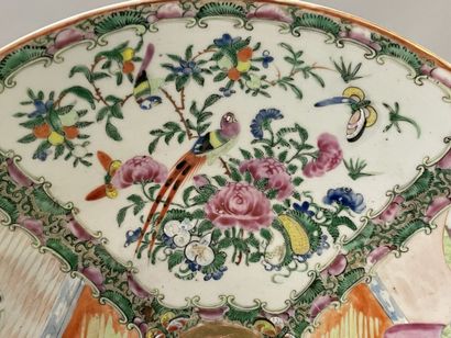 Canton porcelain dish.
D: 34 cm.
H: 6 cm
China...