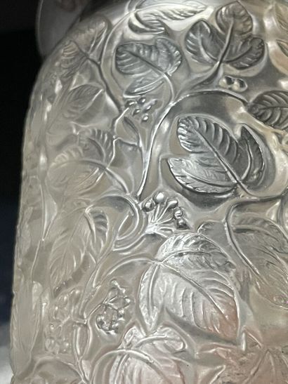 LALIQUE France, 
Vase en cristal soufflé-moulé,...