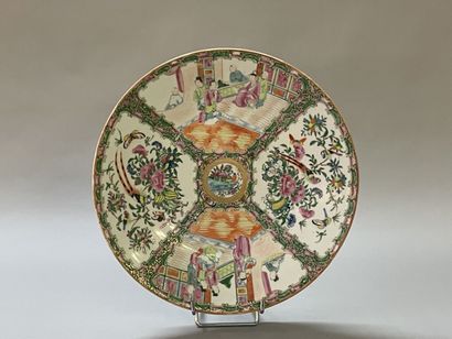 Canton porcelain dish.
D: 34 cm.
H: 6 cm
China...