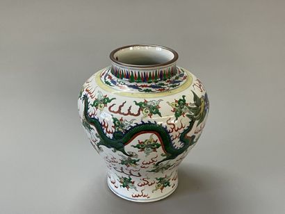 Chinese porcelain vase decorated with dragon...