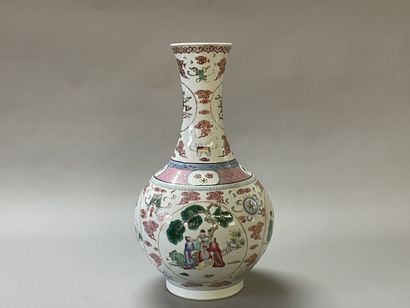 Vase in porcelain of China, pink family,...