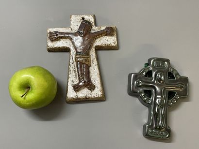 Les ARGONAUTES à VALLAURIS 
Crucifix en céramique...
