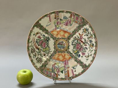 Canton porcelain dish.
D: 34 cm.
H: 6 cm
China...