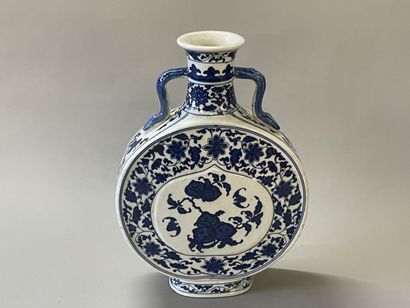 Chinese porcelain flask. 
XXTH CENTURY
Apocryphal...