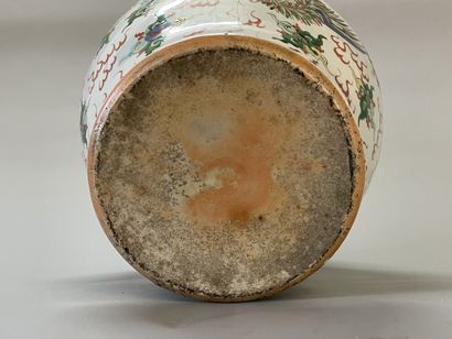 Chinese porcelain vase decorated with dragon...