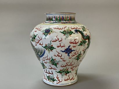 Chinese porcelain vase decorated with dragon...
