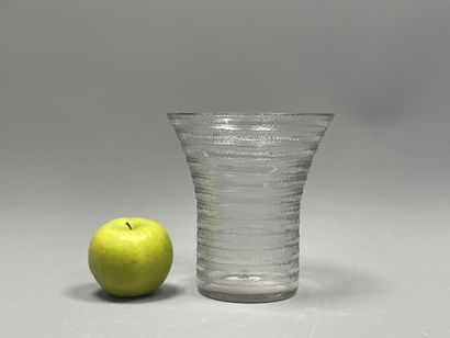 DAUM Nancy.
Vase à col evasé en verre gravé...