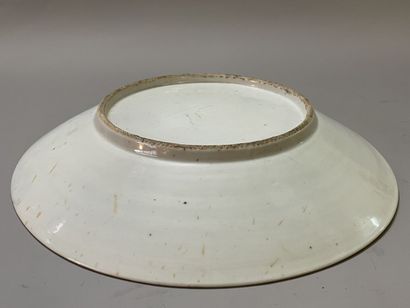 Canton porcelain dish.
D: 34 cm.
H: 6 cm
China...