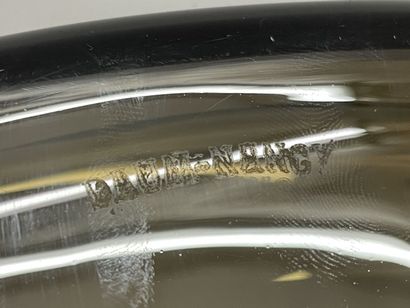 DAUM NANCY
Grand plat en verre fumé. Années...