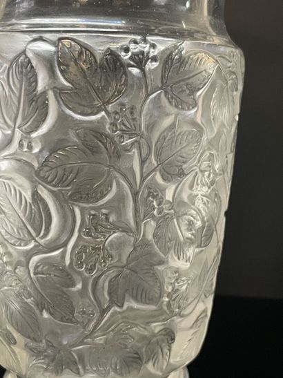 LALIQUE France, 
Vase en cristal soufflé-moulé,...