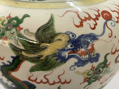 Chinese porcelain vase decorated with dragon...