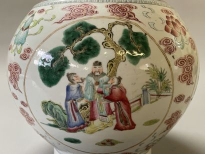 Vase in porcelain of China, pink family,...