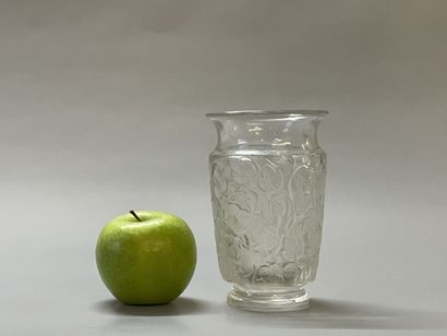 LALIQUE France, 
Vase en cristal soufflé-moulé,...