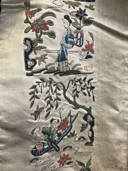 Chinese dress in embroidered silk.
Beginning...