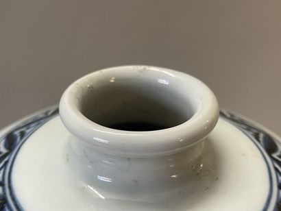 Chinese porcelain meiping vase decorated...
