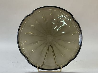 DAUM NANCY
Grand plat en verre fumé. Années...