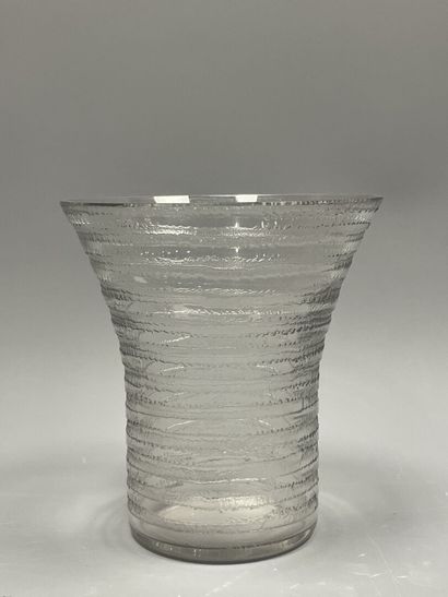 DAUM Nancy.
Vase à col evasé en verre gravé...