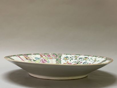 Canton porcelain dish.
D: 34 cm.
H: 6 cm
China...
