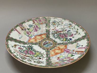 Canton porcelain dish.
D: 34 cm.
H: 6 cm
China...