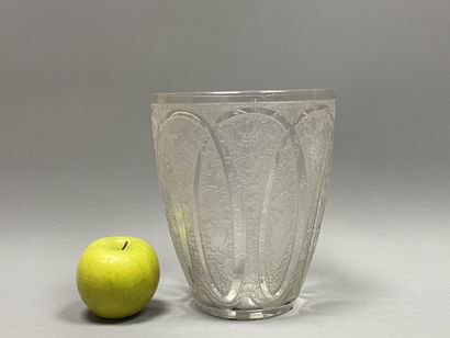 DAUM Nancy.
Vase en verre dégagé à l'acide...