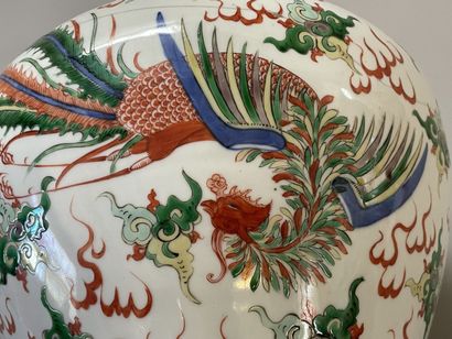 Chinese porcelain vase decorated with dragon...