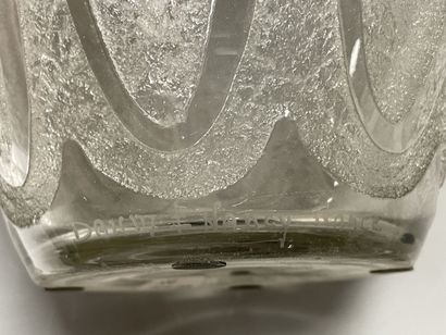 DAUM Nancy.
Vase en verre dégagé à l'acide...