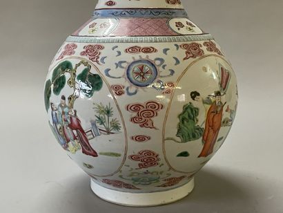 Vase in porcelain of China, pink family,...