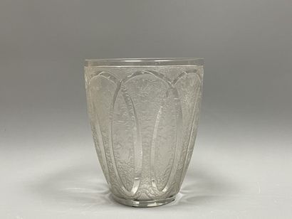 DAUM Nancy.
Vase en verre dégagé à l'acide...