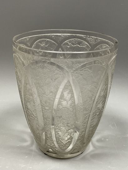 DAUM Nancy.
Vase en verre dégagé à l'acide...