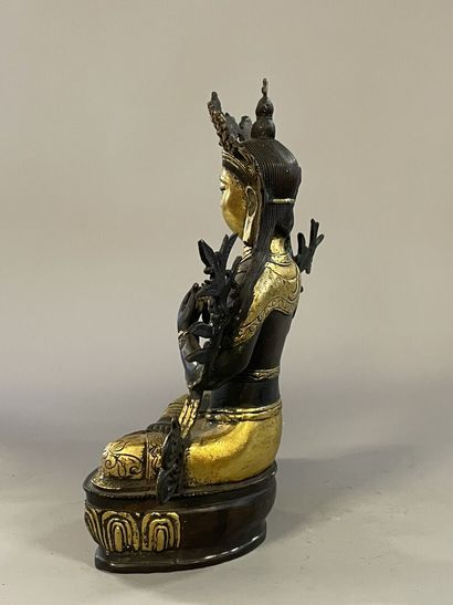 Buddha in gilded and patinated bronze. 
Tibet...