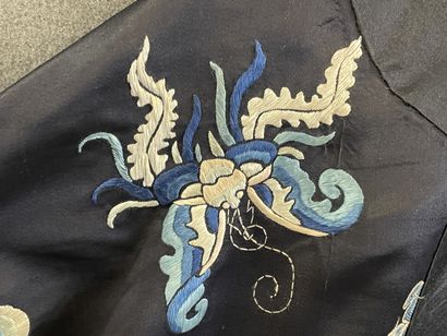 Chinese dress in embroidered silk.
Beginning...