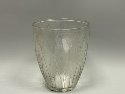 DAUM Nancy.
Vase en verre dégagé à l'acide...