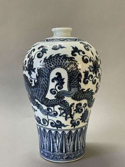 Chinese porcelain meiping vase decorated...