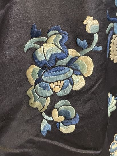 Chinese dress in embroidered silk.
Beginning...