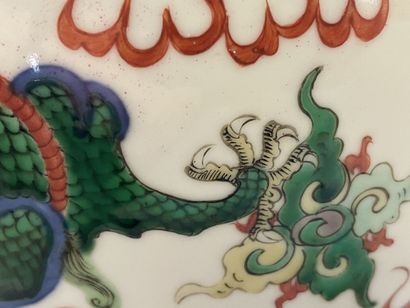 Chinese porcelain vase decorated with dragon...