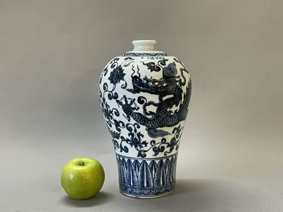 Chinese porcelain meiping vase decorated...