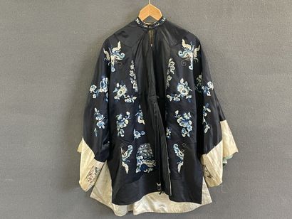 Chinese dress in embroidered silk.
Beginning...