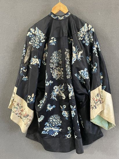 Chinese dress in embroidered silk.
Beginning...