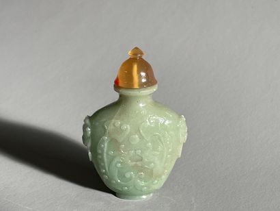 Hard stone snuffbox in box. 
H. 6 cm. 
