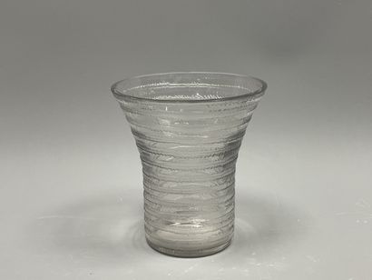 DAUM Nancy.
Vase à col evasé en verre gravé...