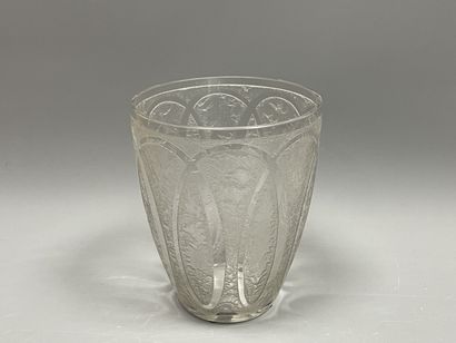 DAUM Nancy.
Vase en verre dégagé à l'acide...