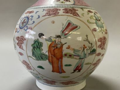 Vase in porcelain of China, pink family,...