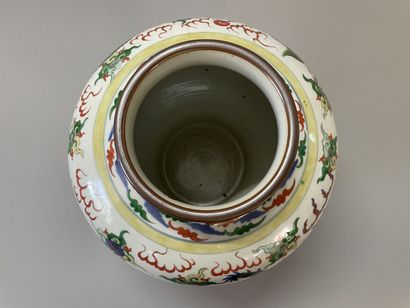 Chinese porcelain vase decorated with dragon...