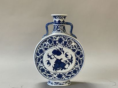 Chinese porcelain flask. 
XXTH CENTURY
Apocryphal...