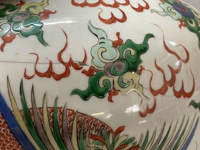 Chinese porcelain vase decorated with dragon...