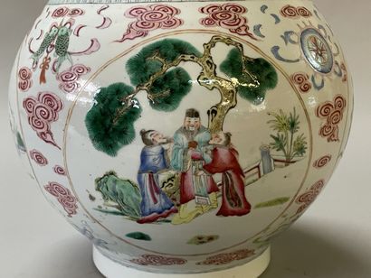 Vase in porcelain of China, pink family,...