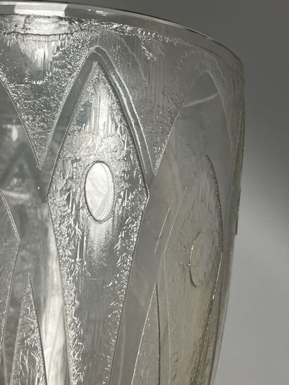 DAUM Nancy.
Vase en verre dégagé à l'acide...