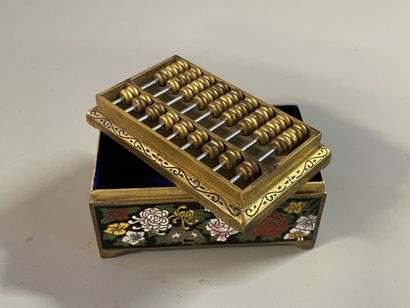 Small box in cloisonné enamel with floral...