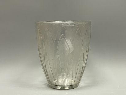 DAUM Nancy.
Vase en verre dégagé à l'acide...